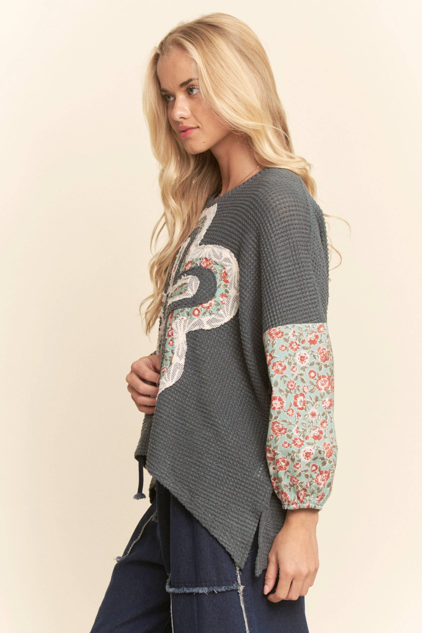 WAFFLE KNIT MULTI-FLOWER PRINT SLEEVES TOP