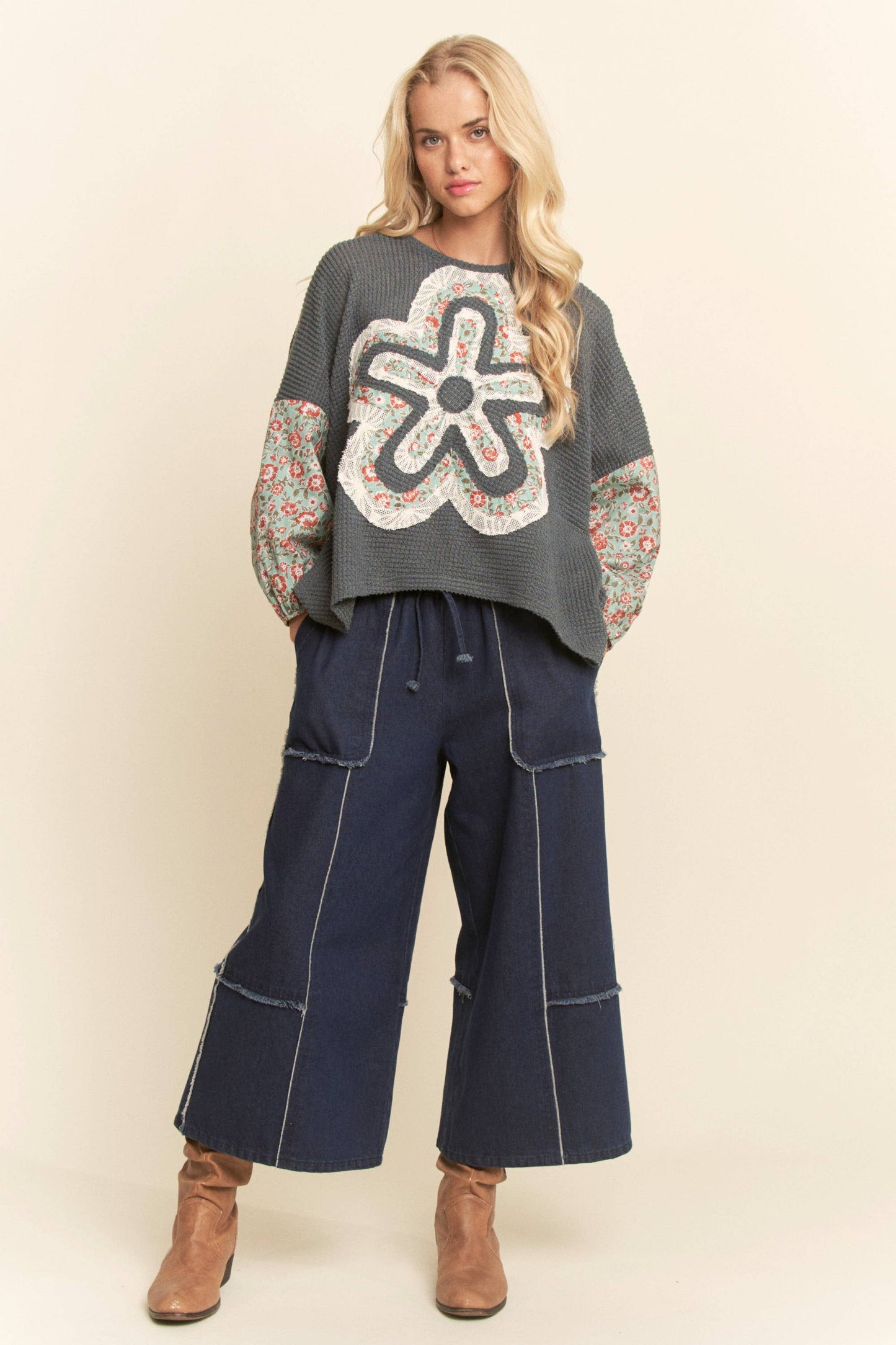 WAFFLE KNIT MULTI-FLOWER PRINT SLEEVES TOP