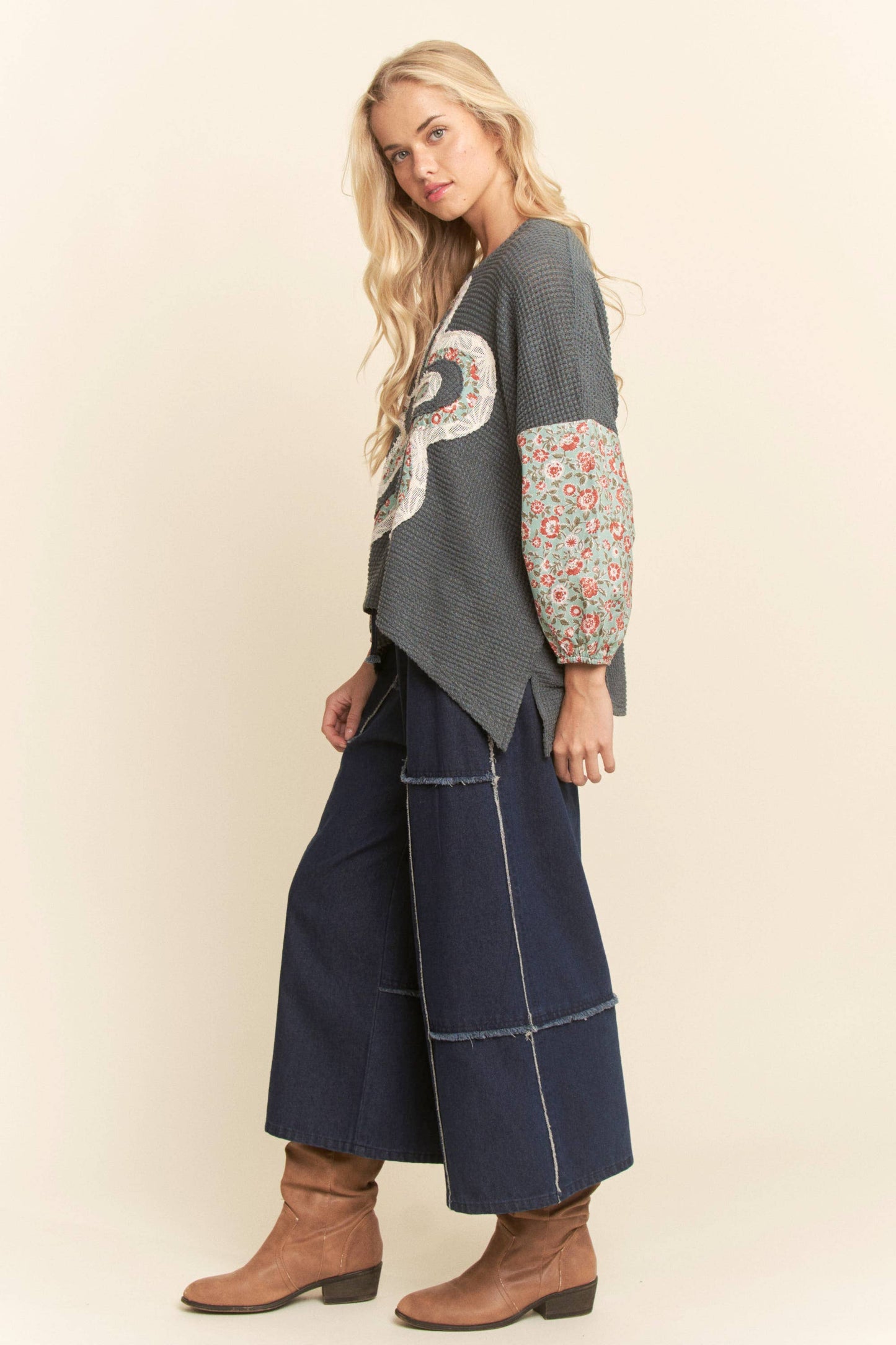 WAFFLE KNIT MULTI-FLOWER PRINT SLEEVES TOP