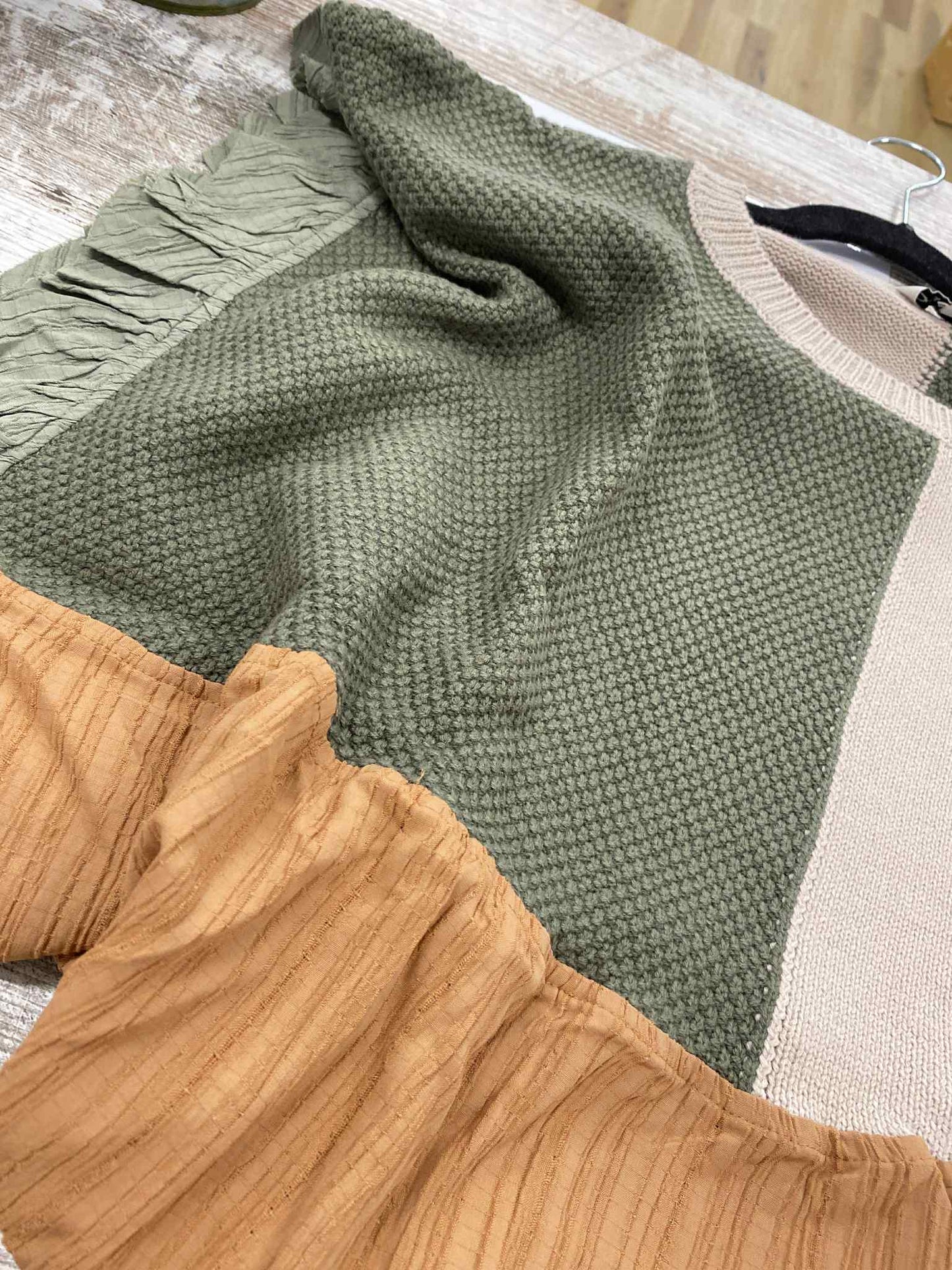 SWEATER MIX TEXTURED FABRIC RUFFLE DETAIL TOP
